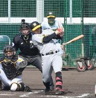 　３回、バットを折りながらもタイムリーを放つ野口（撮影・飯室逸平）