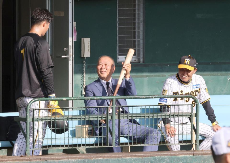 　森下と話をする藤田平氏。右は岡田監督（撮影・田中太一）