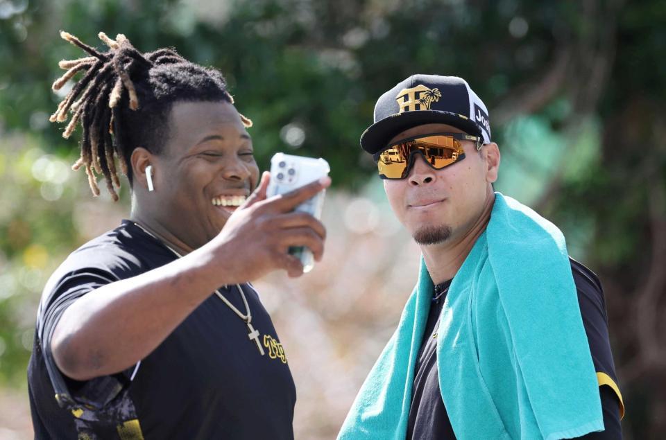 　ミエセス（左）の要望に応え、カメラに映り込む佐藤輝