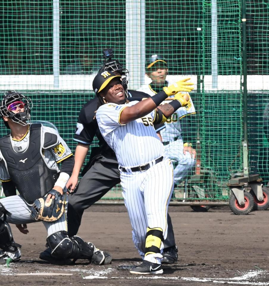 　２回、勝ち越し２ランを放つミエセス（撮影・飯室逸平）