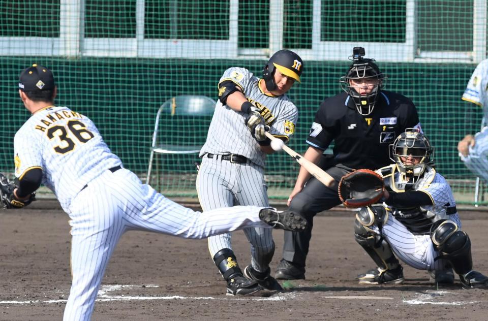 　８回、右前打を放つ前川（撮影・飯室逸平）