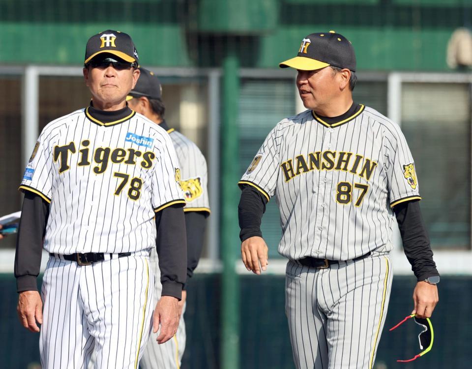 　紅白戦を終え平田ヘッドコーチ（左）と話す野村コーチ（撮影・山口登）