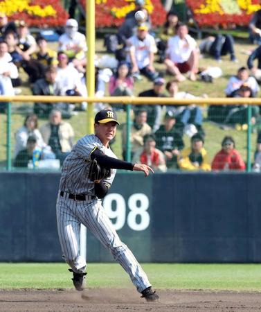 　６回、豊田の打球を捕り一塁へ素早く送球する山田