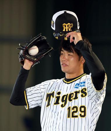 　ブルペンでの投球練習を終え、笑顔を見せる高橋（撮影・山口登）