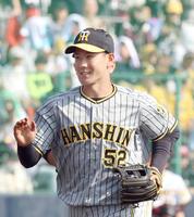 　６回、好守を見せた山田は笑顔でベンチに戻る（撮影・山口登）