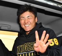 　紅白戦で４安打を放った前川は笑顔を見せる（撮影・中田匡峻）
