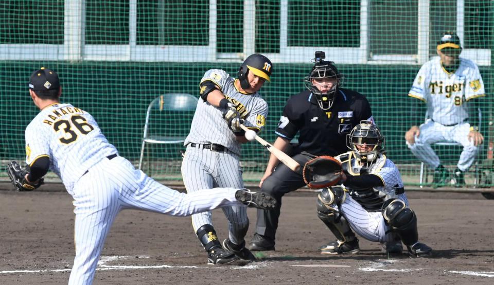 　８回、浜地から右前打を放つ前川