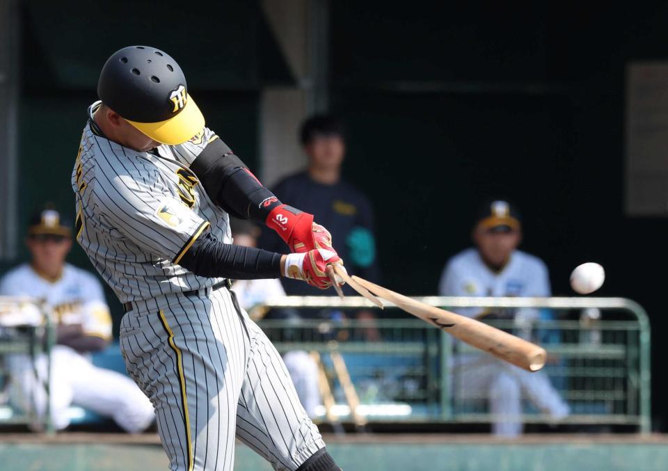 　３回、バット折りながら左前に適時打を放つ野口（撮影・山口登）