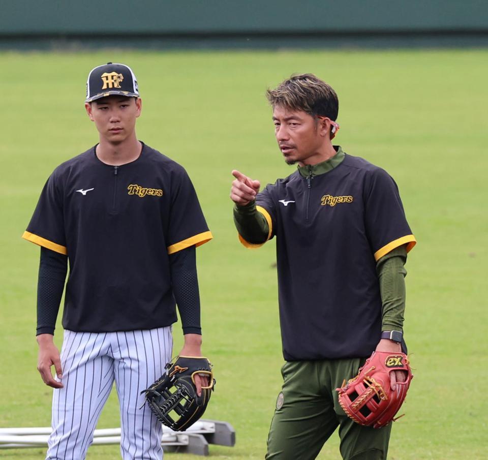 　山田（左）は鳥谷臨時コーチから指導を受ける（７日撮影）