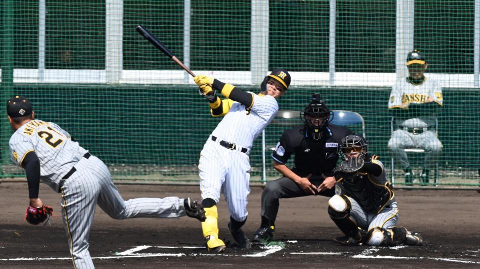 　１回、右越えに先制ソロを放つ佐藤輝（撮影・飯室逸平）