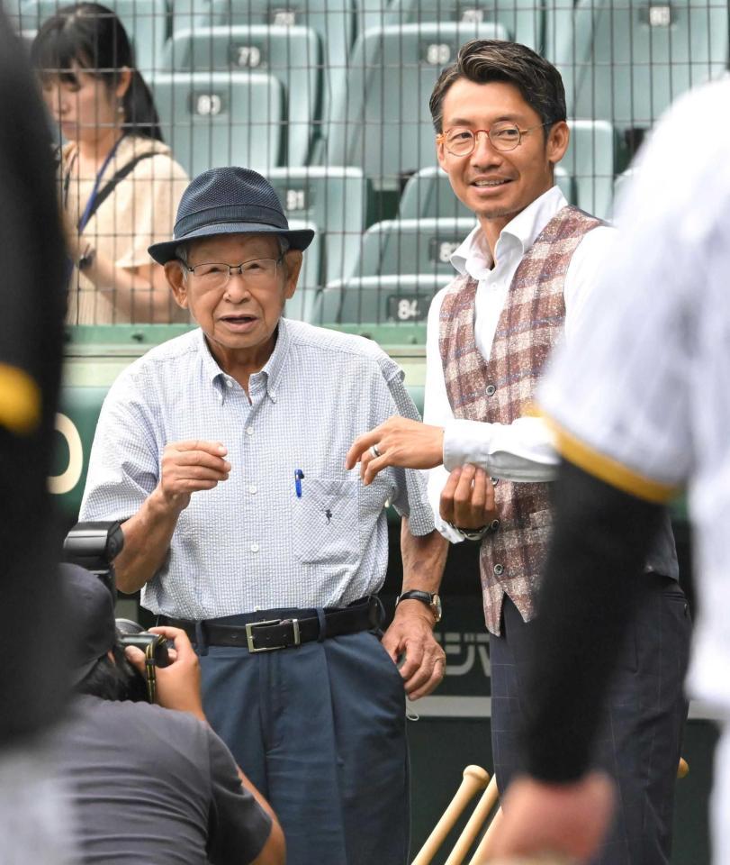 　談笑する吉田義男氏（左）と鳥谷敬氏（２３年９月撮影）