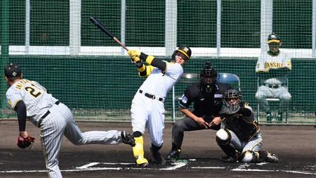 　１回、右越えに先制ソロを放つ佐藤輝（投手・秋山）＝撮影・飯室逸平