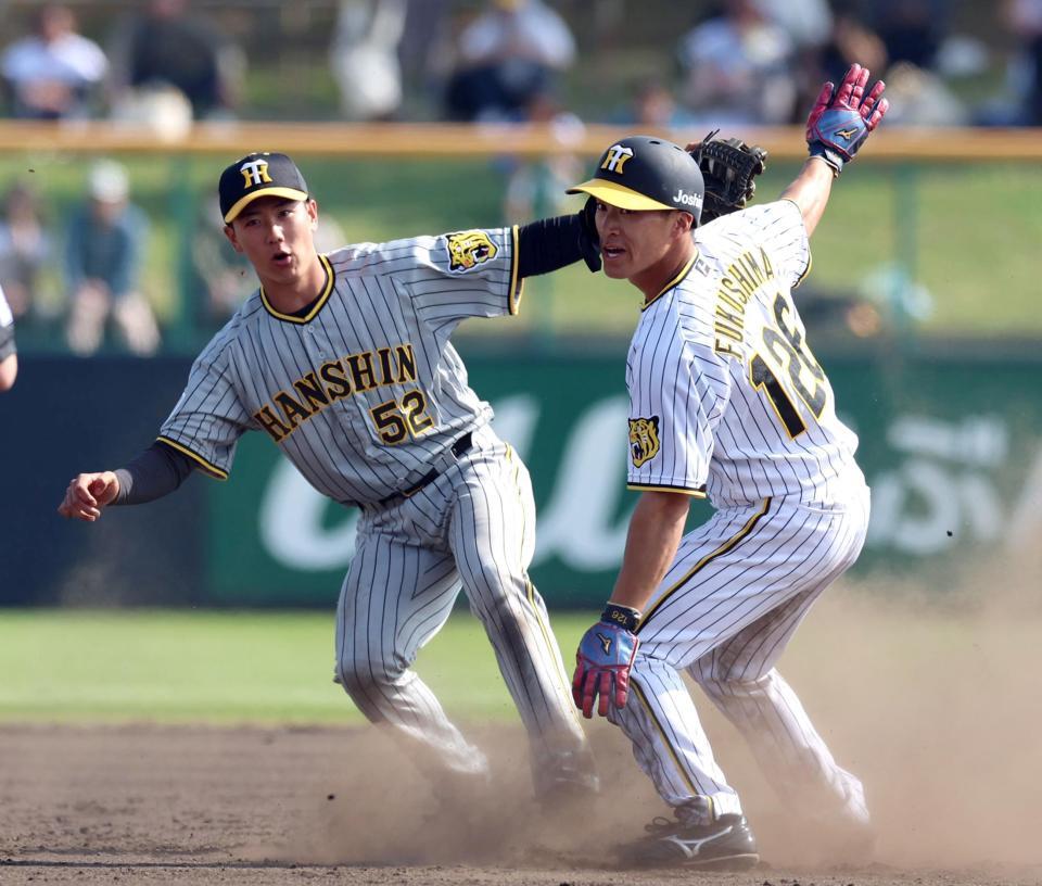 　７回、盗塁をを決める代走の福島（野手は山田）＝撮影・山口登