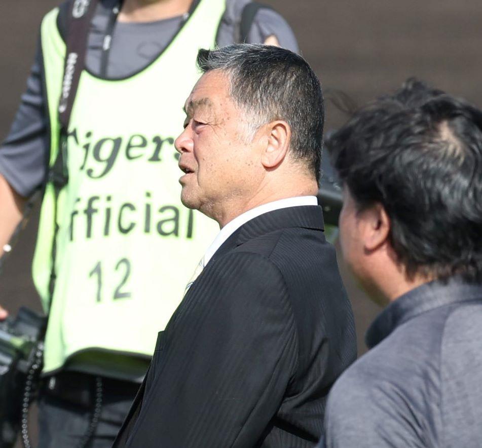 　ナインに話をする川藤ＯＢ会長（撮影・中田匡峻）