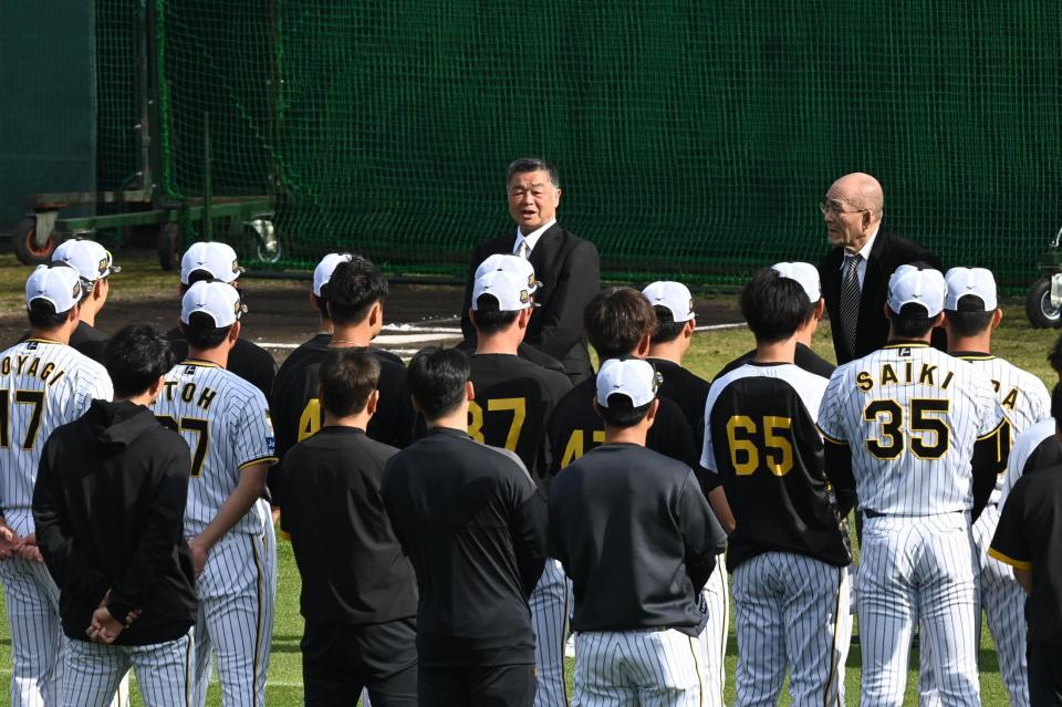 　ナインを前にあいさつする川藤ＯＢ会長