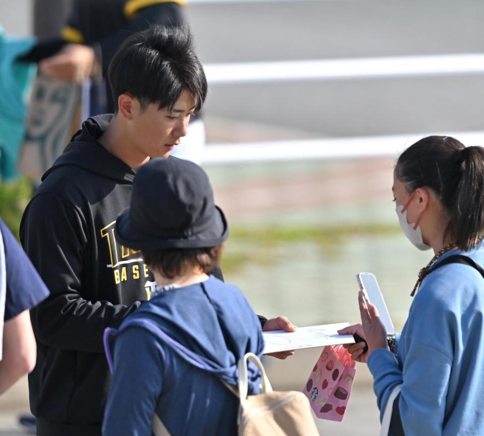 　サイン色紙を手渡す山田（左）＝撮影・北村雅宏