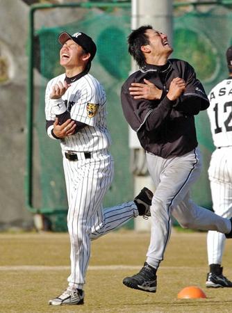 　キャンプ中、笑顔で走る鳥谷（左）と狩野＝２００４年２月