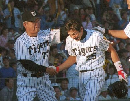 　プロ第１号がサヨナラホームランとなった浜中。野村監督も笑顔で出迎えた＝２００１年５月１３日