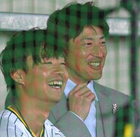 　ブルペンを視察し、島本と談笑する能見氏（右）＝１４日、具志川球場（撮影・北村雅宏）