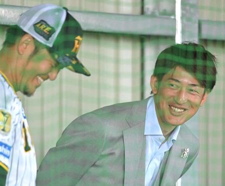 　ブルペンを視察し、岩貞と談笑する能見氏（右）＝１４日、具志川球場（撮影・北村雅宏）