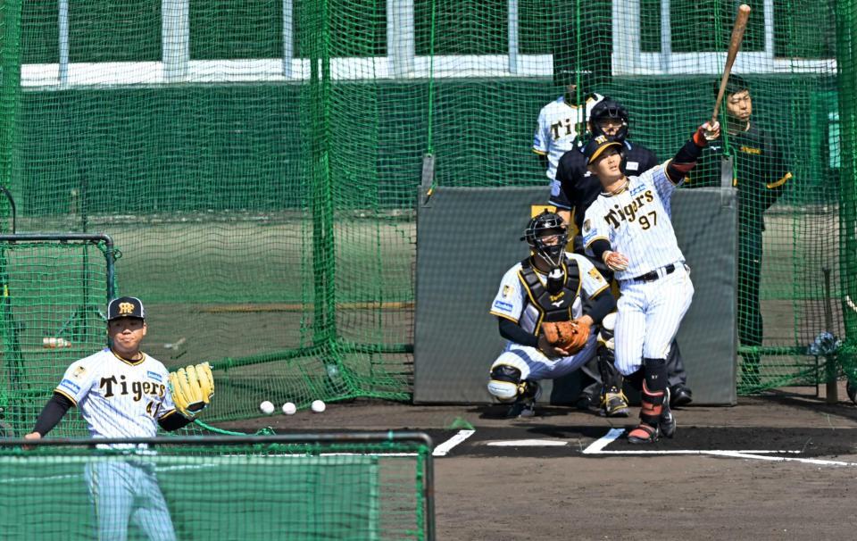 　村上から柵越えを放つ野口（撮影・飯室逸平）