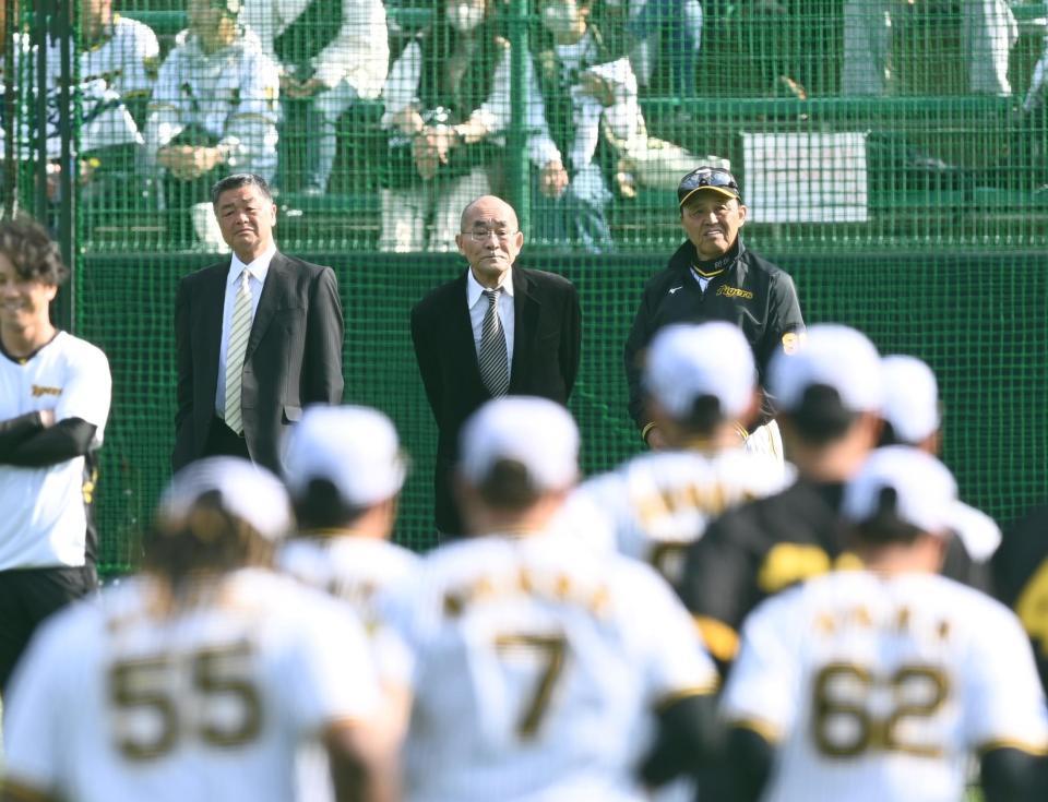 　川藤ＯＢ会長らと練習を見守る岡田監督