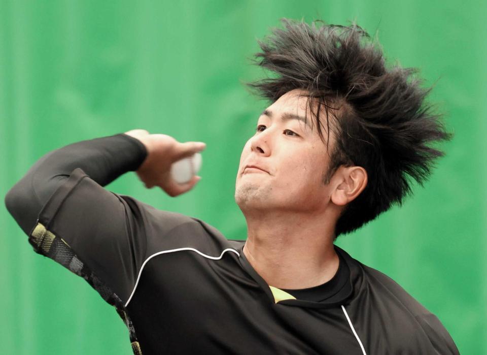 　髪を振り乱して投げ込む岡留（撮影・中田匡峻）