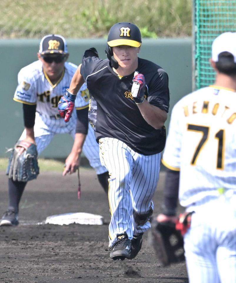 　工藤コーチ（奥）が見る中、走塁練習する福島（撮影・北村雅宏）