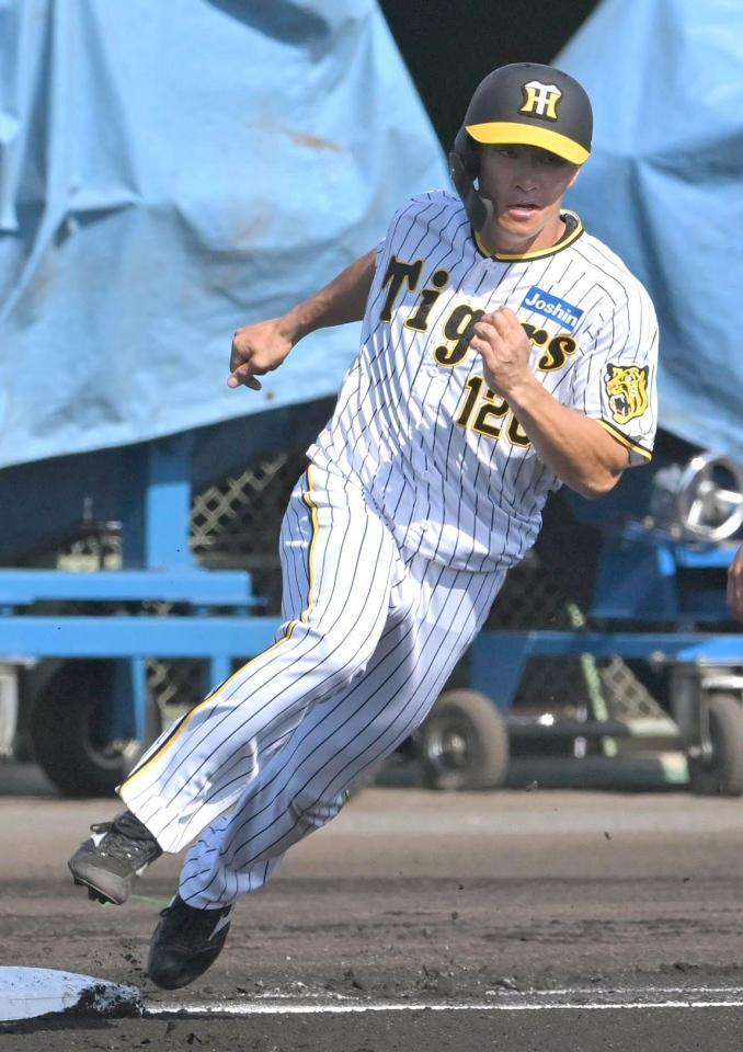 　一塁ベースを蹴る福島（撮影・北村雅宏）