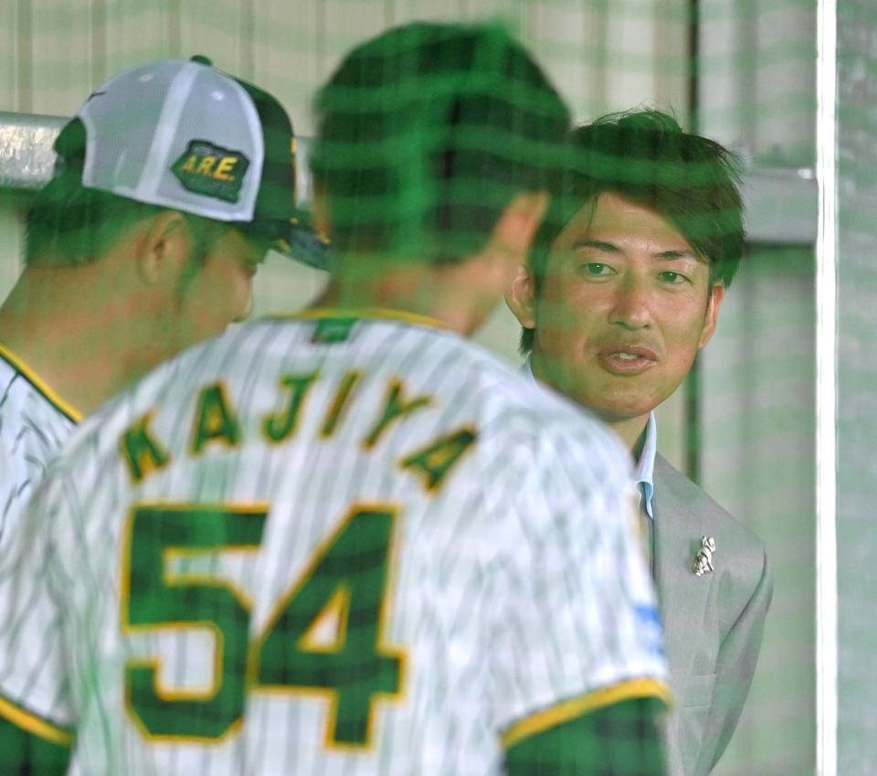 　ブルペンを視察し、加治屋らと言葉を交わす能見氏（右）＝１４日、具志川球場（撮影・北村雅宏）