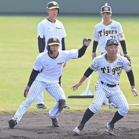 　工藤コーチ（右下）と走塁練習する福島（左下）＝撮影・北村雅宏