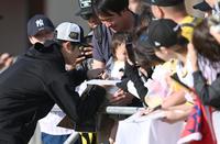 　ファンにサインする中野（撮影・飯室逸平）