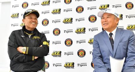 　デイリースポーツ評論家・藤田平氏（右）と対談した岡田監督（撮影・中田匡峻）