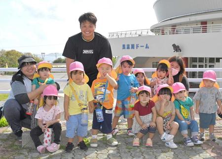 　子どもたちと写真に納まる松原（中央）＝撮影・北村雅宏