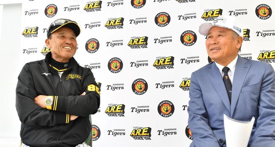 　デイリースポーツ評論家・藤田平氏（右）と対談した岡田監督（撮影・中田匡峻）