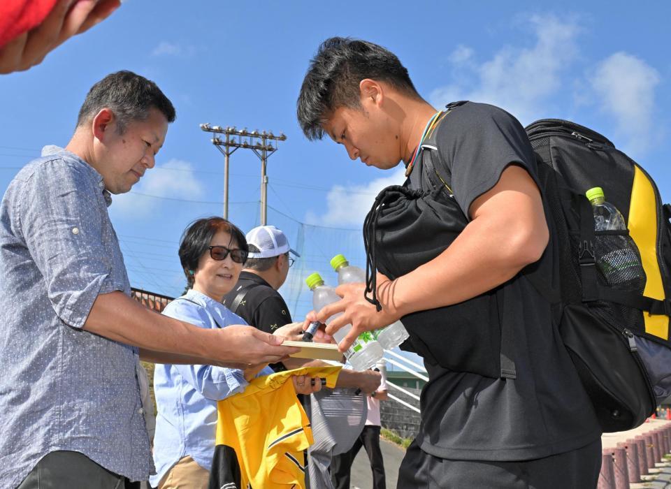 　ファンにサインする松原（右）＝撮影・北村雅宏