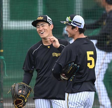 　近本と談笑する福島（撮影・飯室逸平）