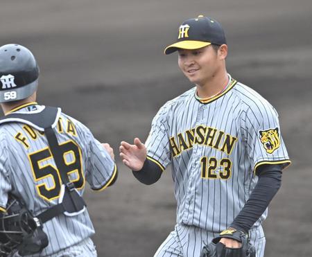 　６回、中日打線を三者凡退に抑え、藤田とタッチを交わす松原（右）＝撮影・北村雅宏