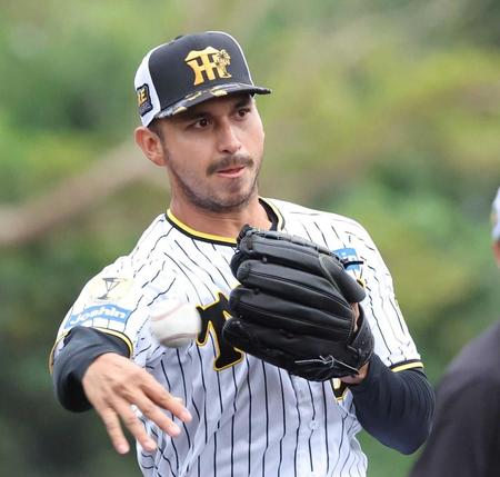 　投内連係で軽快な動きを見せるゲラ（撮影・中田匡峻）