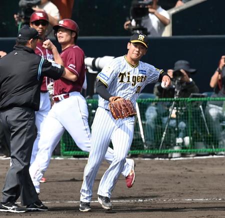 　４回、島内を一ゴロに斬る門別（撮影・飯室逸平）