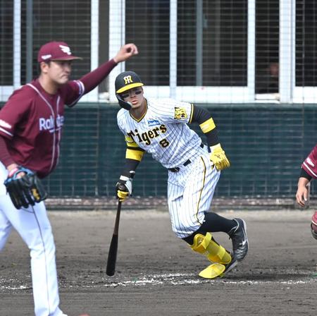 　４回、左前に先制タイムリーを放つ佐藤輝（撮影・飯室逸平）