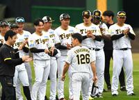 　ナインの前であいさつする福島（１２６）