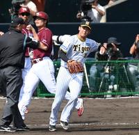 　４回、島内を一ゴロに斬る門別（撮影・飯室逸平）