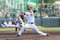 　３番手で登板して力投する門別（撮影・立川洋一郎）