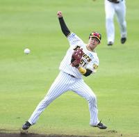 　２回、茂木の二ゴロをさばき、素早く送球する中野（撮影・中田匡峻）