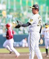 　９回、堀内に２ランを浴びる椎葉（撮影・立川洋一郎）
