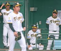 　９回、失点した椎葉（手前）を見つめる岡田監督（中央）と安藤投手コーチ（右）＝撮影・中田匡峻