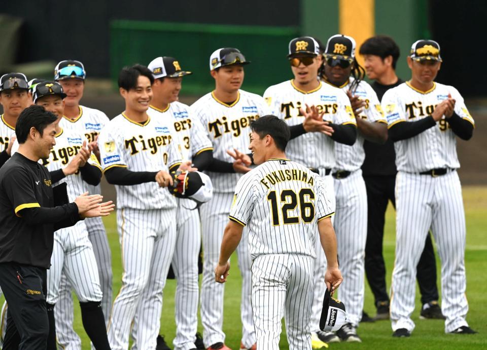 　ナインの前であいさつする福島（１２６）