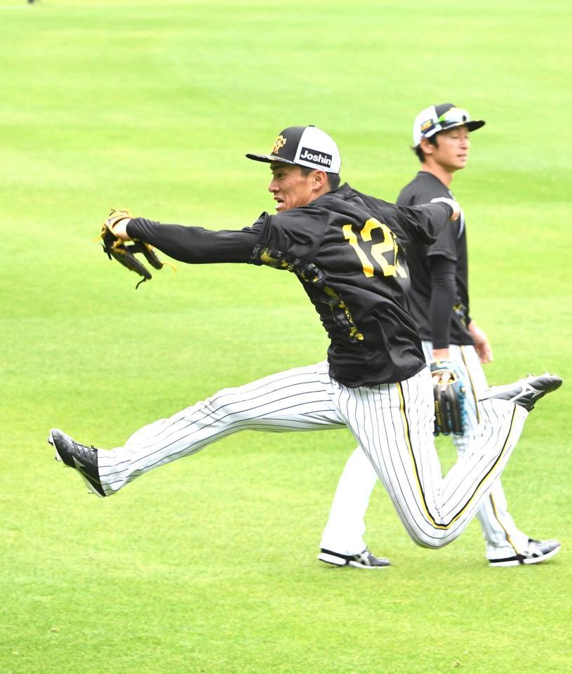 　外野特守で躍動する福島（撮影・飯室逸平）