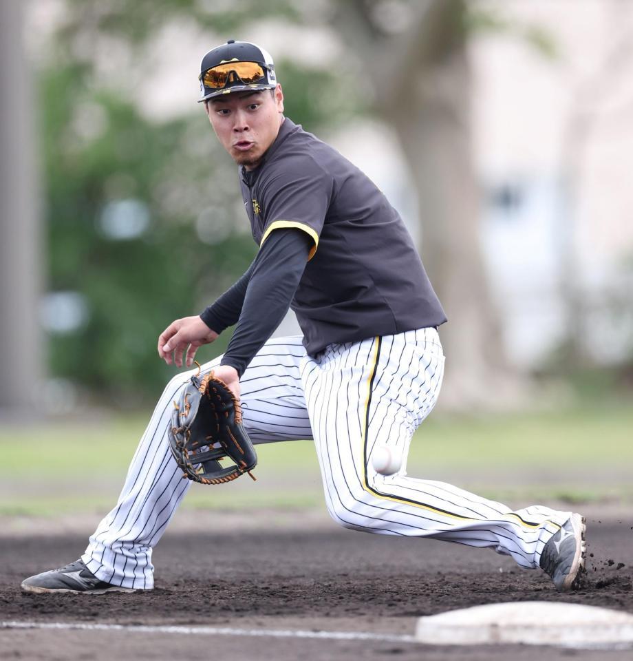 　ノックを受ける佐藤輝（撮影・中田匡峻）